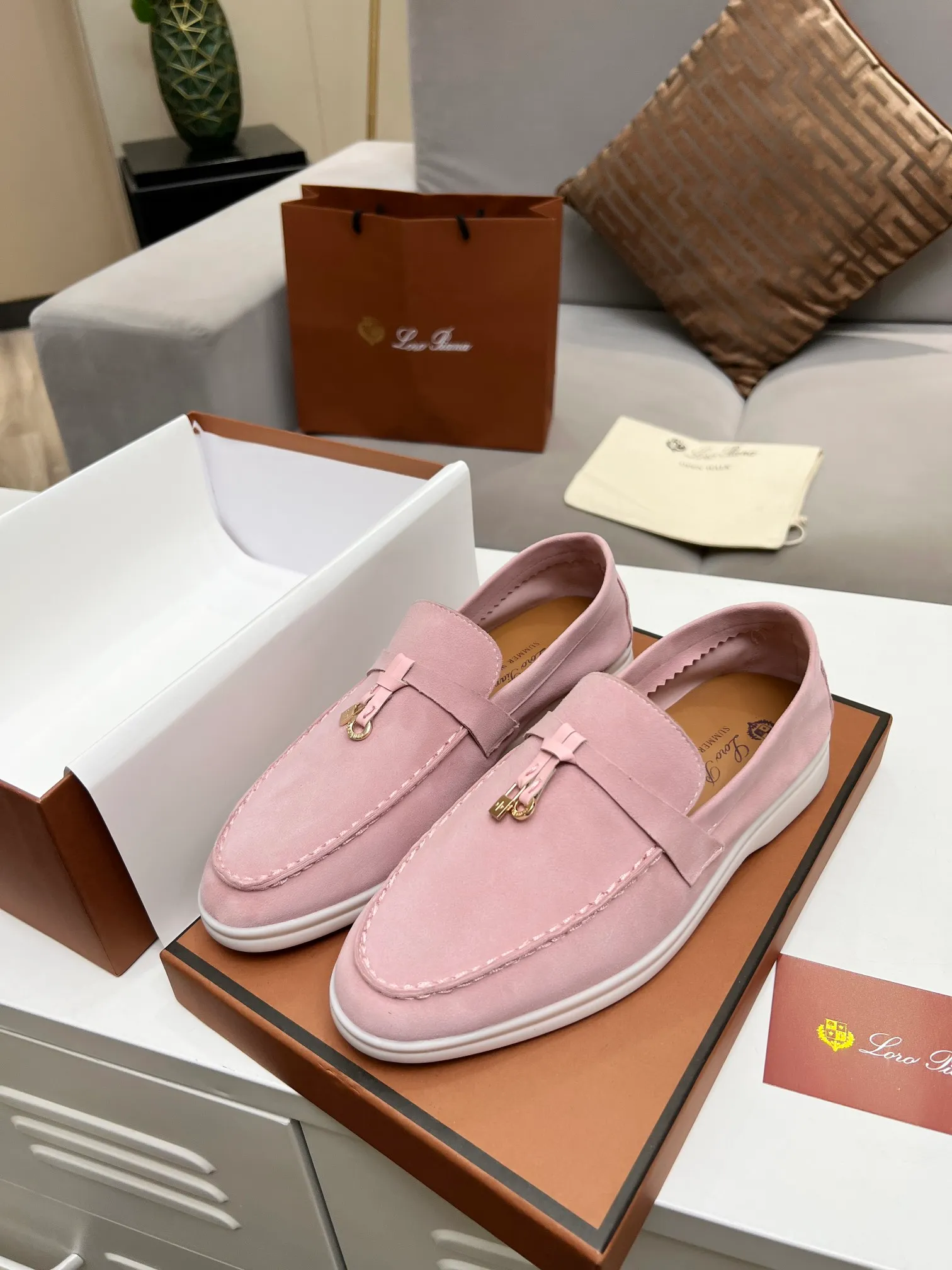 👟👟Ex-factory price 480👟👟 【Loro Piana】Italian top cashmere is fashionable and classic, and the leather is also practical and still of the highest quality on the Internet. Developed from the original board, the upper is made of Yangjing silk and is smooth. Leather lining, wear-resistant high-elastic beef tendon bottom. Size: 35-42, (men’s +10)